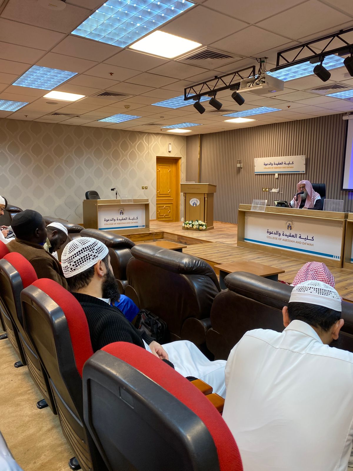 تنفيذ لقاء توعوي لطلاب كلية العقيدة بالتعاون مع وحدة التوعية الفكرية يوم الثلاثاء 24-رجب-1447